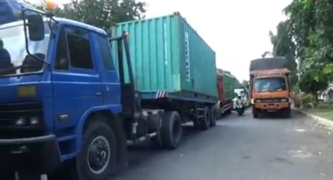 
Ratusan Sopir Truk Gelar Aksi Mogok di Jalan Raya Situbondo Banyuwangi