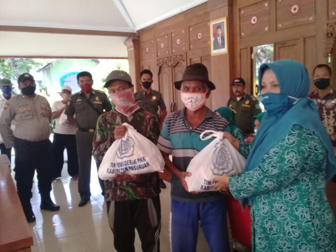 
TP PKK Kecamatan Grati Serahkan Bantuan Bansos untuk Korban Dampak Covid -19