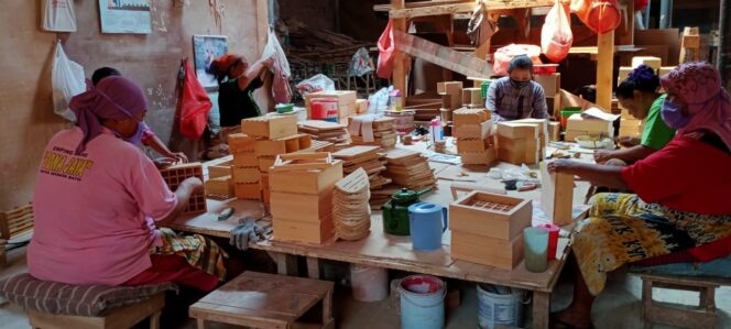 
Dampak Pandemi, Omzet Pengrajin Kayu Rejoso Turun 80 Persen