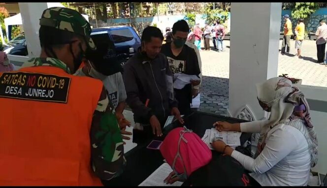 
Warga Bumiaji dan Junrejo Terima Bantuan  Masyarakat Terdampak Covid-19