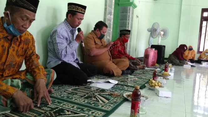 
Patuhi SE Bupati, Begini Upaya Camat Gondangwetan Siapkan Madin “Kebal Covid-19”