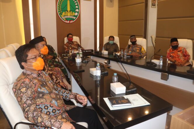 
Plt Walikota Bersama Jajaran Pemkot Pasuruan Ikuti Arahan Presiden Jokowi Melalui Video Conference