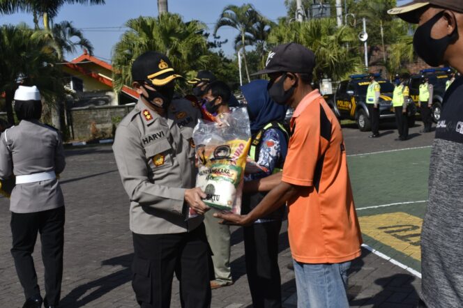 
Polres Batu Bagikan 10 Ton Beras Tahap II