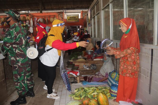 
DP3KB Kota Pasuruan Bagi-bagi Masker dan Face Shield ke Pedagang Pasar