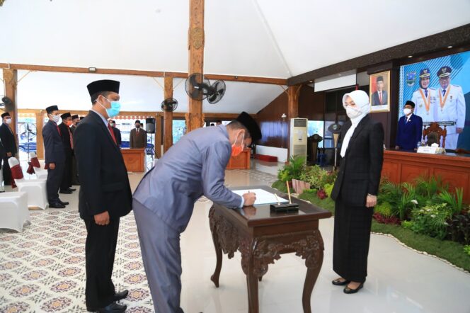 
Bupati Tantri Lantik 38 Pejabat Eselon III dan IV