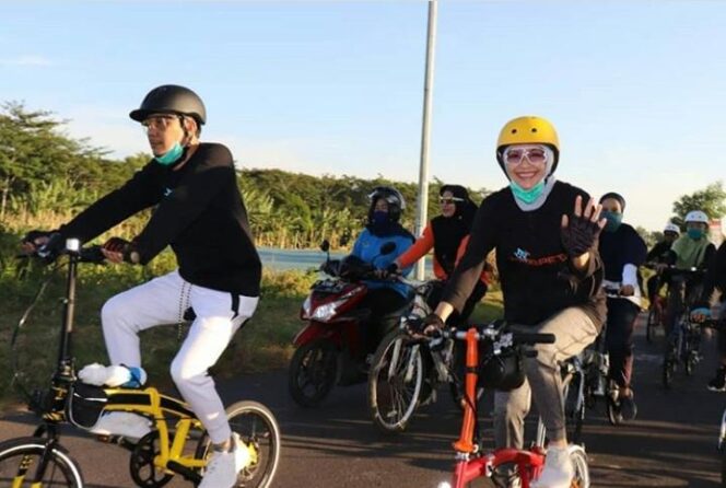 
Begini Keseruan Bupati Tantri Saat Gowes Bareng Pesepeda Probolinggo