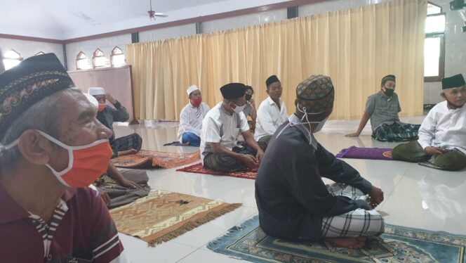
Terapkan Protokol Kesehatan, LTMNU Kota Kraksaan Probolinggo Gelar Salat Gerhana Matahari Cincin