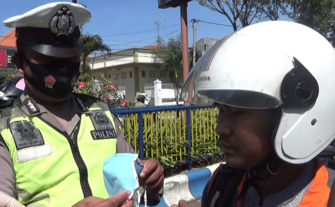 
Ops Patuh Semeru 2020, Satlantas Polres Probolinggo Kota Bagikan Masker Gratis ke Pengendara