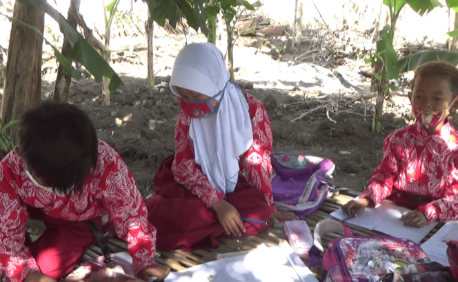 
Melihat Perjuangan Murid SD di Probolinggo yang Tetap Sekolah di Masa Pandemi Korona