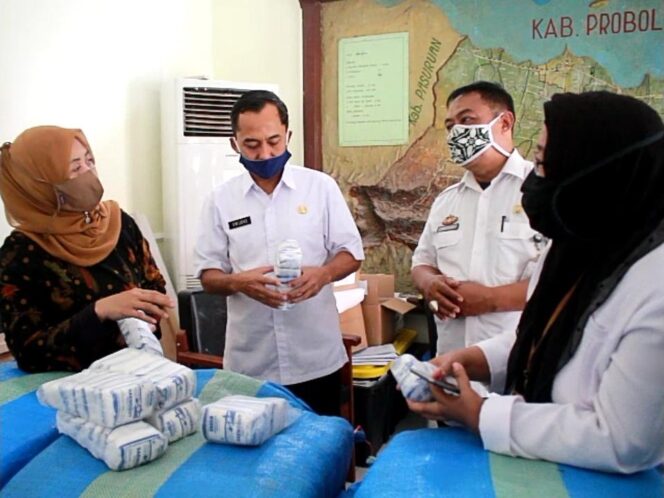 
Bantuan Hibah 4,8 Ton Garam Beryodium dari Disperindag Kabupaten Probolinggo Disalurkan ke Masyarakat