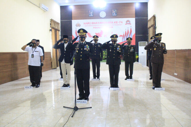 
Peringati Hari Bhayangkara ke-74, Polres Pasuruan Gelar Upacara Secara Virtual