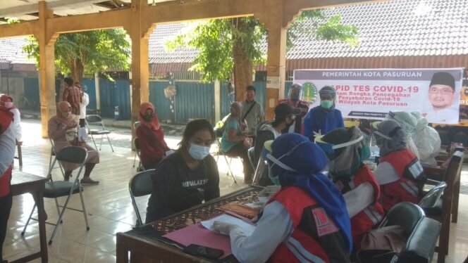
Pedagang dan Pengunjung Pasar di Kota Pasuruan Mendadak Dirapid Test