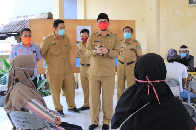 
Plt Walikota Pasuruan Turun Langsung Tinjau Penyaluran BST Tahap III