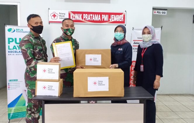 
Perkuat Sinergitas, PMI Jember Beri Bantuan Obat-obatkan untuk TNI yang Bertugas di Papua 