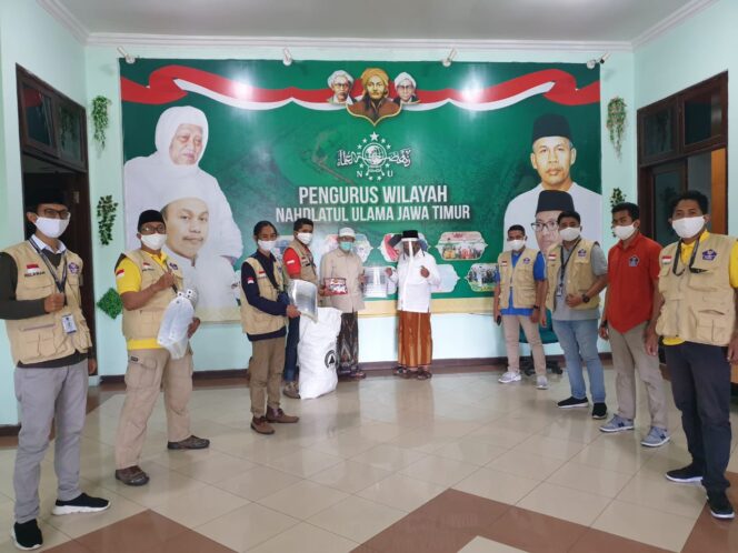 
Relawan G-Mile Salurkan Bantuan APD ke PWNU Jatim