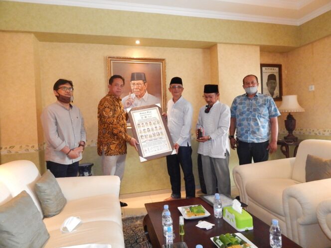 
PWI Jatim Beri Penghargaan Kepada KH Hasyim Muzadi