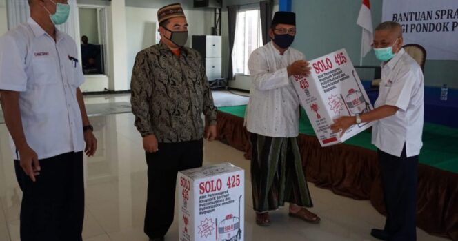 
PMI Kabupaten Probolinggo Salurkan Bantuan Hand Sprayer hingga Paket PHBS untuk Para Santri