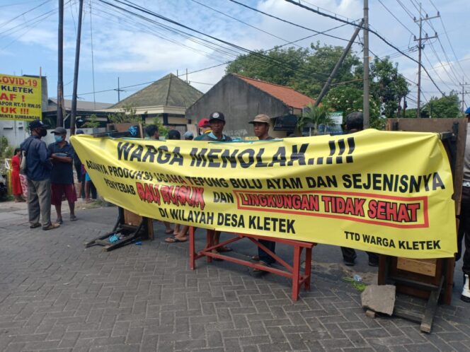 
Timbulkan Bau Busuk, Warga Kletek Minta Pabrik Pengolahan Tepung Bulu Ayam Dibongkar