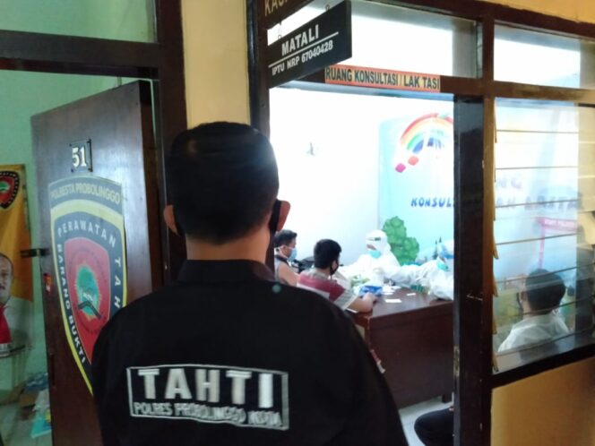 
Polres Probolinggo Kota Rapid Test Penghuni Tahanan