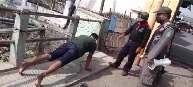 
Tak Pakai Masker ke Pasar, Seorang Pengunjung Diberi Sanksi Push Up 