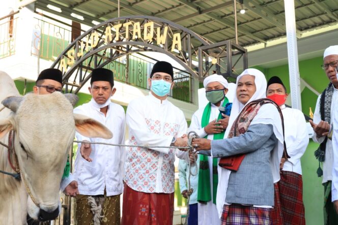 
Idul Adha, Plt Walikota Pasuruan Serahkan Bantuan Hewan Kurban ke Masjid dan Musala