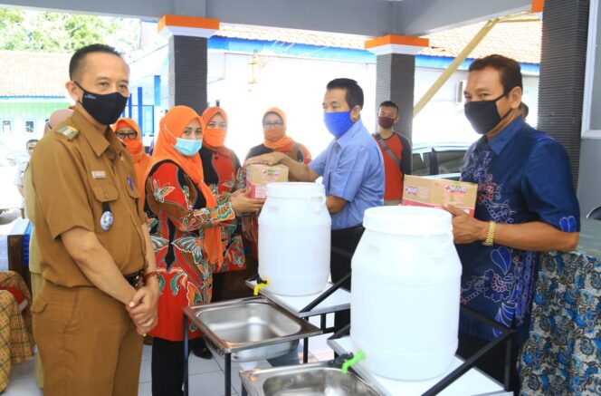 
Puluhan SD di Kabupaten Probolinggo Terima Bantuan Alat Cuci Tangan