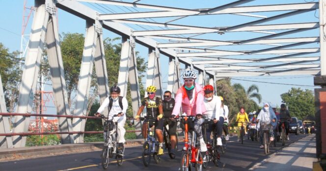 
Bupati Probolinggo Kampanyekan Berangkat Kerja dengan Bersepeda