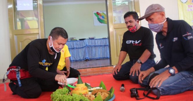 
Tasyakuran Harkop Ke-73 dan Hari UMKM Ke-5, Pengurus KUD Argopuro Probolinggo Gelar Potong Tumpeng