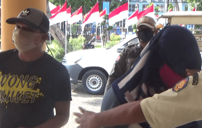 
Asyik Mesum di Tempat Umum dengan Janda Bohay, Sejoli Ini Malah Digaruk Satpol PP