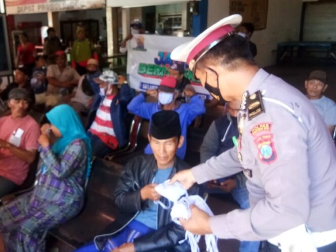 
Sadarkan Masyarakat Bermasker, Polres Probolinggo Kota Sasar Terminal dan Pelosok 