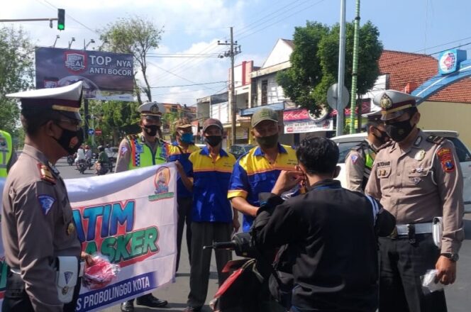 
Badut Zebra dan Satlantas Polres Probolinggo Kota Bagi-bagi Masker Gratis