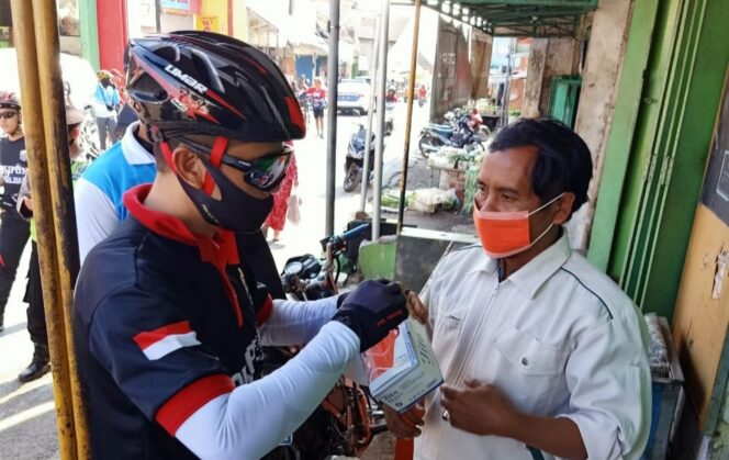 
Ajak Masyarakat Cegah Penularan Covid-19, Kapolres Pasuruan Bagi-bagi Masker di Pasar Sukorejo