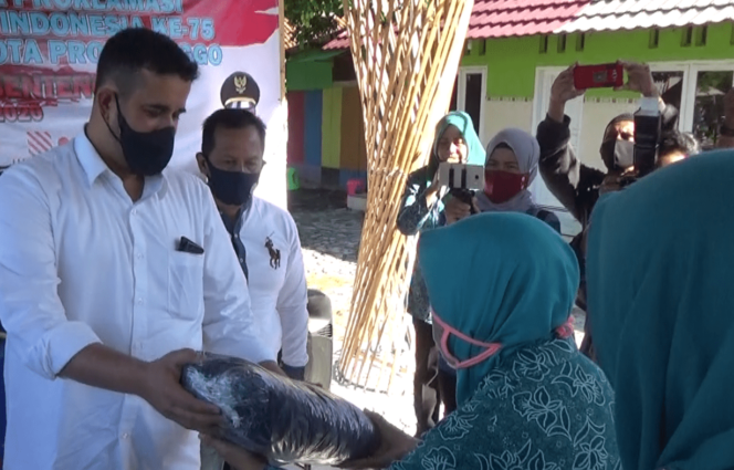 
Momen Kemerdekaan RI ke-75, Pemkot Probolinggo Gelontorkan Ribuan Masker Gratis untuk Masyarakat