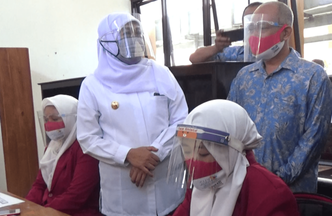 
Gubernur Jawa Timur Tinjau Uji Coba Belajar Tatap Muka di Kota Probolinggo