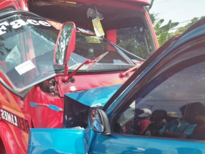 
Adu Moncong Truk vs Mobil Kijang di Pasuruan, 1 Tewas di Tempat