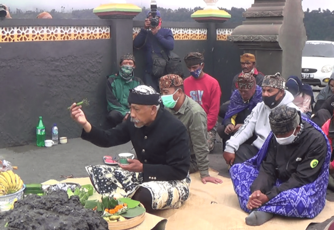 
Ritual Tumpengan Warnai Wisata Gunung Bromo Dibuka