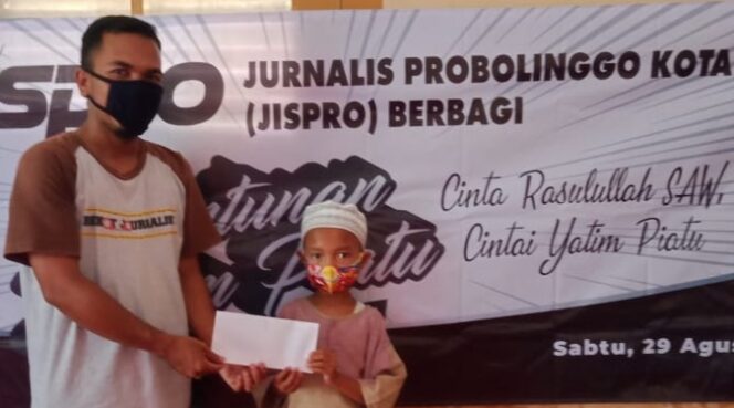
Peringati 10 Muharram, Puluhan Jurnalis Probolinggo Gelar Santunan Anak Yatim