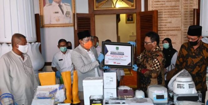 
Bantu Percepatan Penanganan Covid-19, Sampoerna untuk Indonesia Beri Bantuan Pemkab Pasuruan Mesin Swab