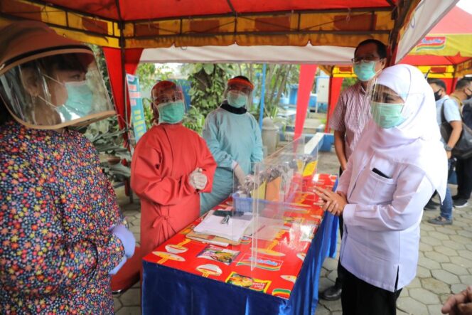 
Gubernur Khofifah Pantau Langsung Proses Pemulihan Ekonomi di Pasuruan