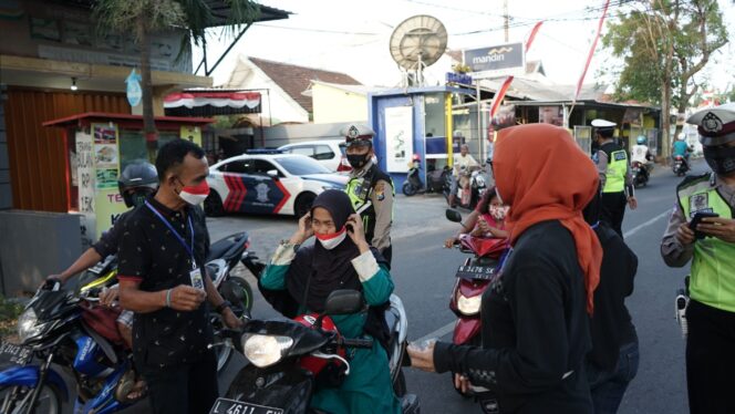 
Kapolres Probolinggo Kota Disiplinkan Warga Bermasker