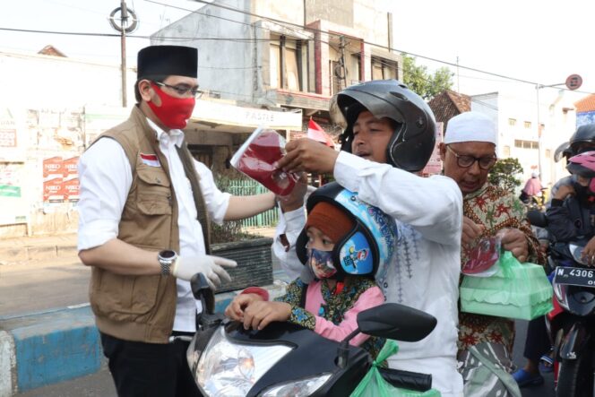 
Aksi Plt Walikota Pasuruan Turun ke Jalan Demi Sukseskan Gerakan “Ayo Memakai Masker”