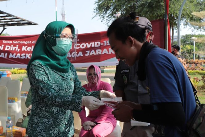 
Putus Rantai Covid-19, Ketua TP PKK Kota Pasuruan Blusukan Bagi-bagi Masker 