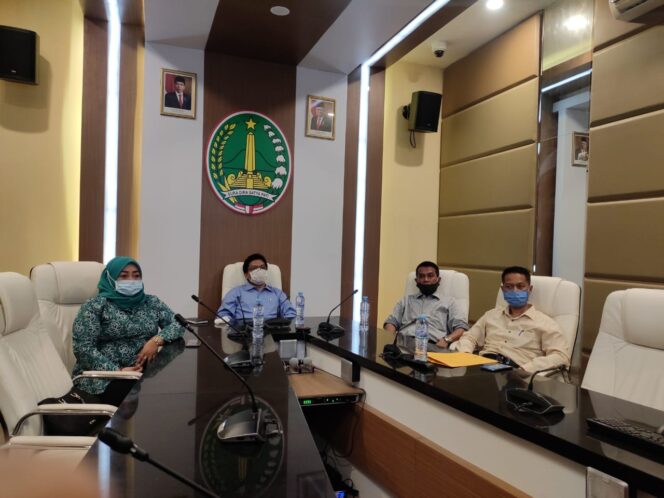 
Plt Asisten Pemerintahan Pemkot Pasuruan Ikuti Sosialisasi Protokol Kesehatan oleh Mendagri Via Vidcon