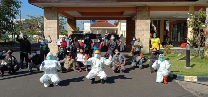 
19 Pegawai Dispendukcapil Kota Pasuruan yang Sempat Terpapar Covid-19 Akhirnya Sembuh dan Dipulangkan