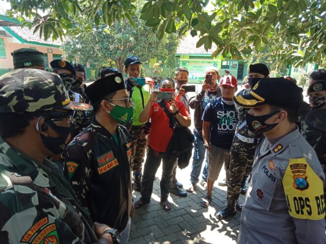 
Banser Grebek Rumah yang Diduga Markas HTI di Rembang Pasuruan