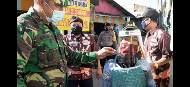 
Kades Pulungan Bagi-bagi Face Shield Gratis