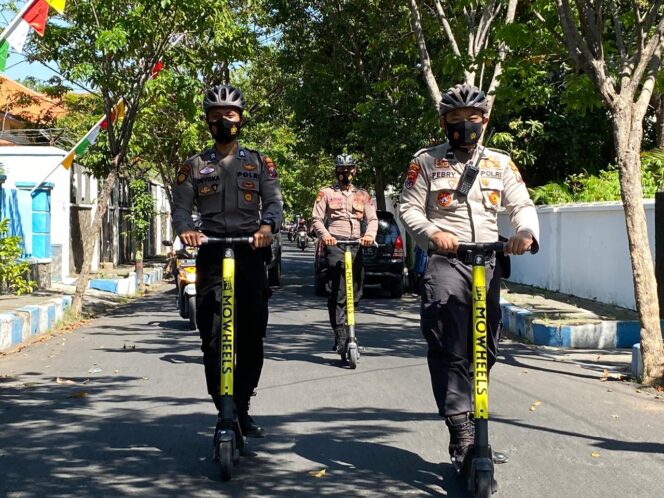 
Naik Skuter, Anggota Polres Probolinggo Kota Keliling Bagi-bagi Masker Gratis