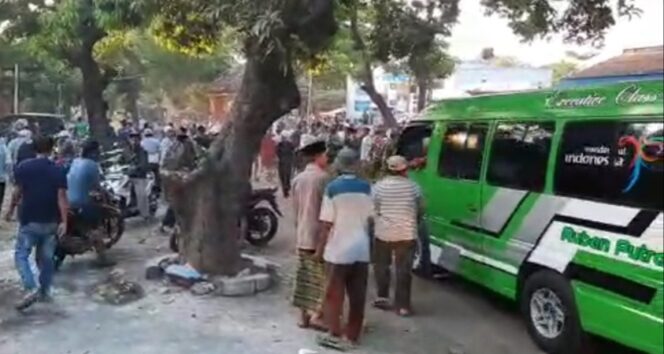 
Puluhan Warga Jemput Paksa Pasien Probable Covid-19 di RSUD Tongas