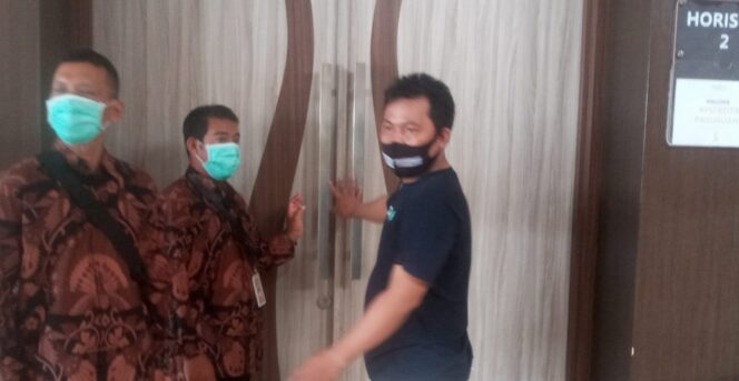 
Diskriminatif, Wartawan Harian Bangsa Dilarang Masuk untuk Meliput Acara KPU