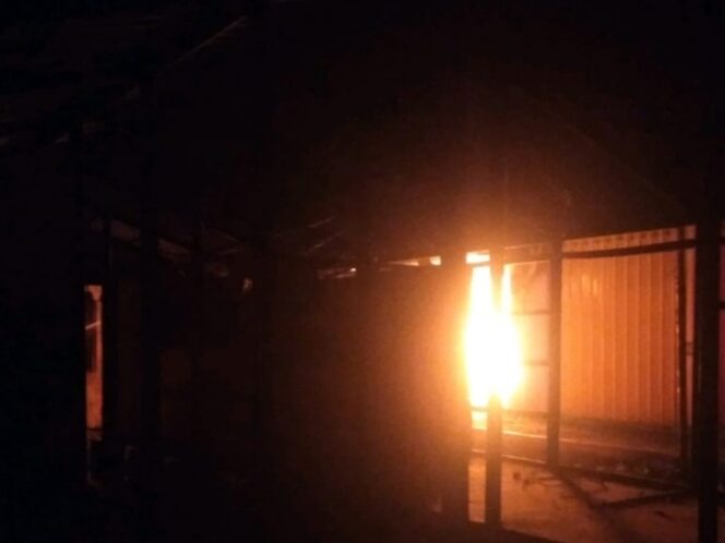 
Diduga Korsleting Listrik, Toko Sembako di Pasar Baru Kanigaran Terbakar